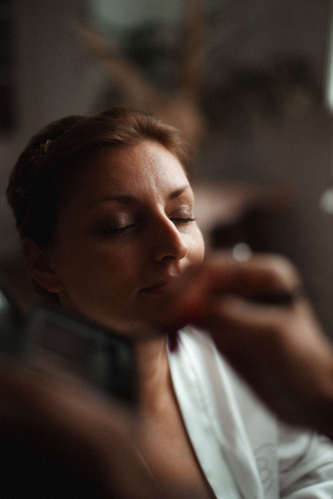 Portrait von Braut beim Getting Ready vor einer freien Trauung auf Mallorca - Hochzeitsfotograf aus Berlin