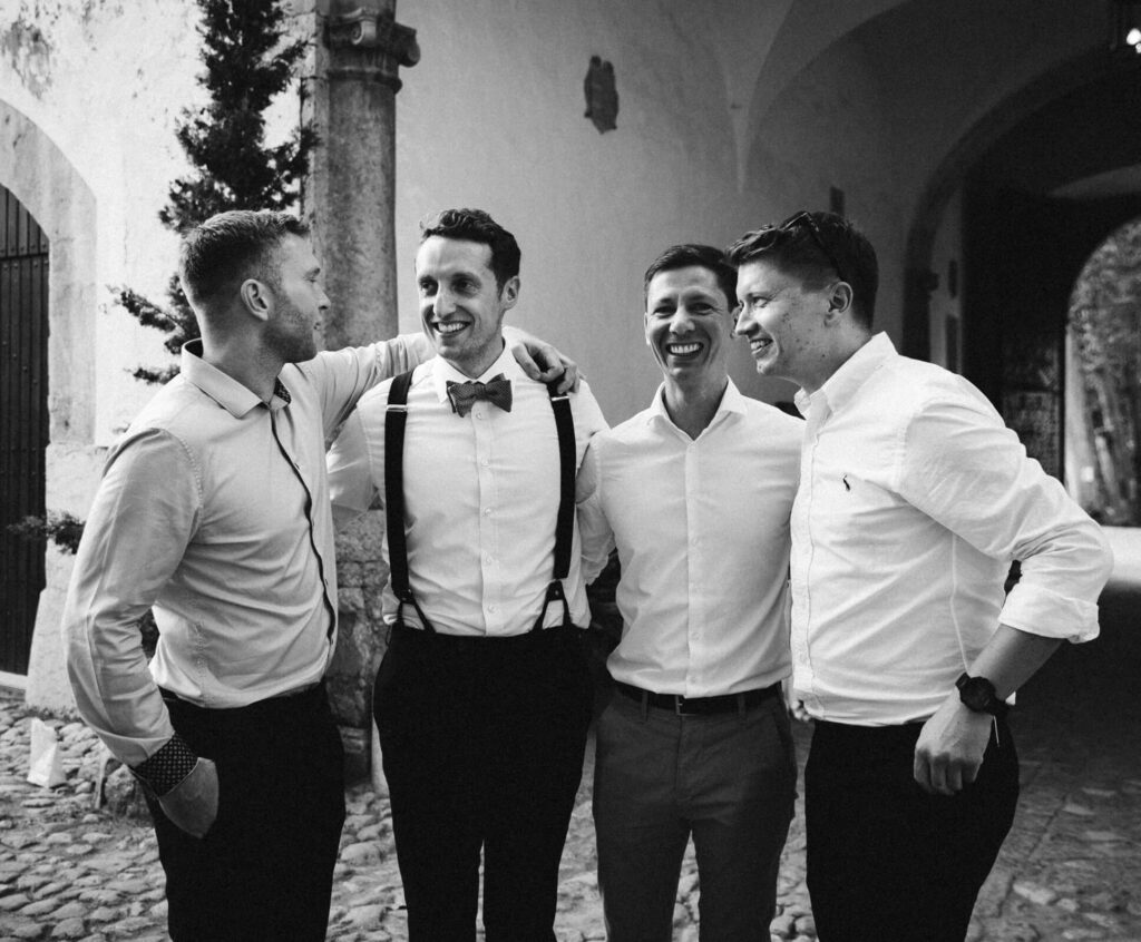 Gäste feiern das Hochzeitspaar - Hochzeitsreportagen von Fotograf aus Berlin