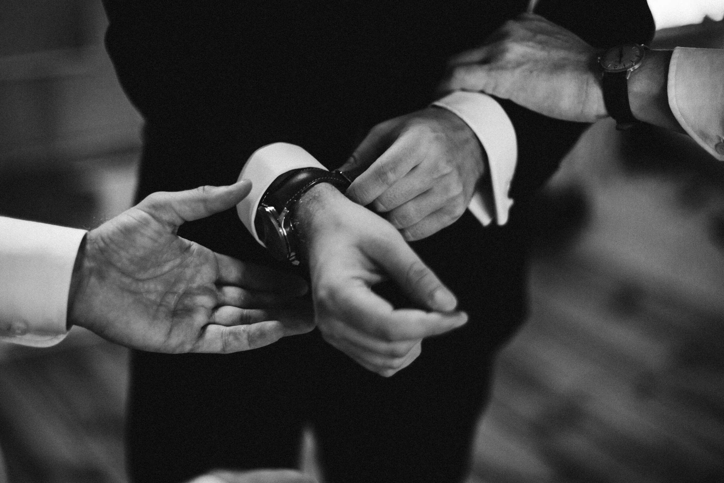 Die Hände des Bräutigams und seinen Freunden im Detail beim Getting Ready bei einer Hochzeitsreportage - Hochzeitsfotografin aus Berlin