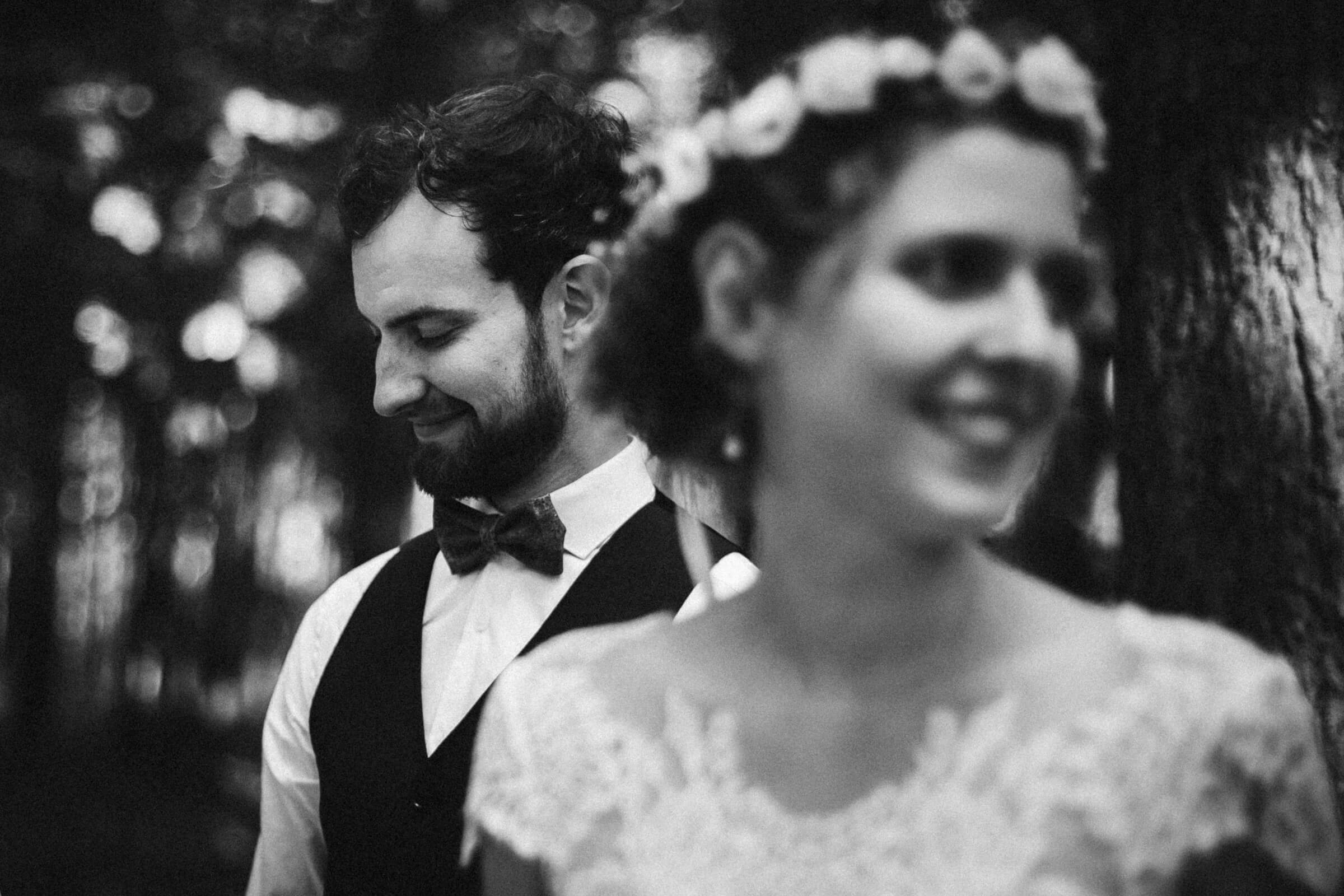 Portait von Braut und Bräutigam während des Paarshootings bei einer Hochzeit mit freier Trauung in Brandenburg - Hochzeitsfotograf aus Berlin