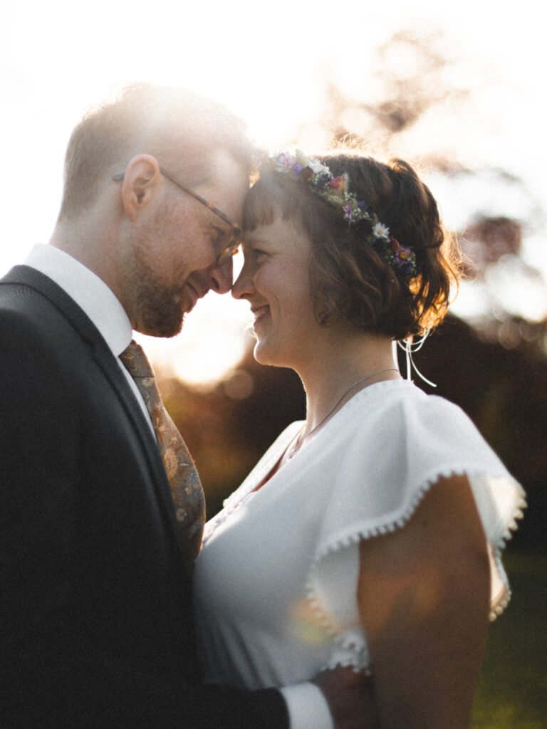 Portrait vom Brautpaar in Berlin Charlottenburg in der Abendsonne - Hochzeitsfotografie Berlin