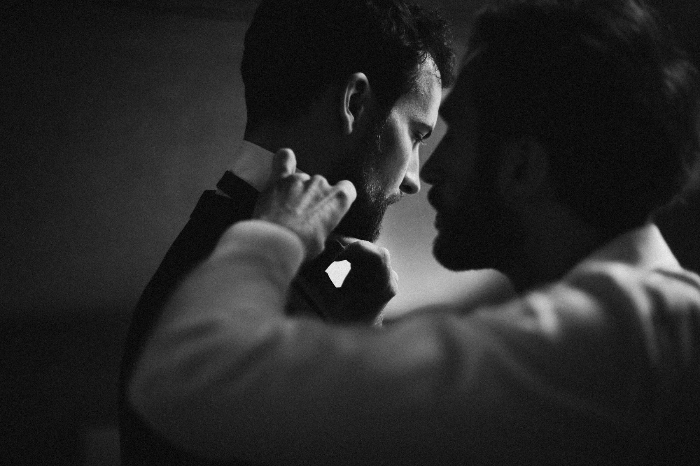 Emotionaler Moment des Bräutigams beim Getting Ready auf einer Sommerhochzeit im Wald mit einer freien Trauung in Brandenburg - Hochzeitsfotograf Berlin
