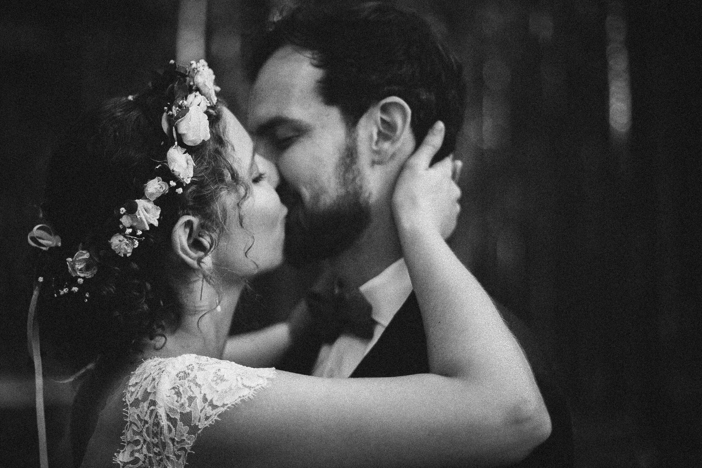 Portrait von Braut und Bräutigam während des Paarshooting bei einer Sommerhochzeit und einer freien Trauung im Wald in Brandenburg - Hochzeitsfotograf aus Berlin