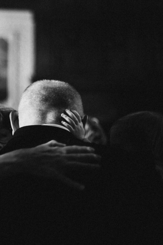 Detail von Hand eines Kindes, das den Großvater umarmt, kurz nach der Trauung - Hochzeitsreportage Berlin