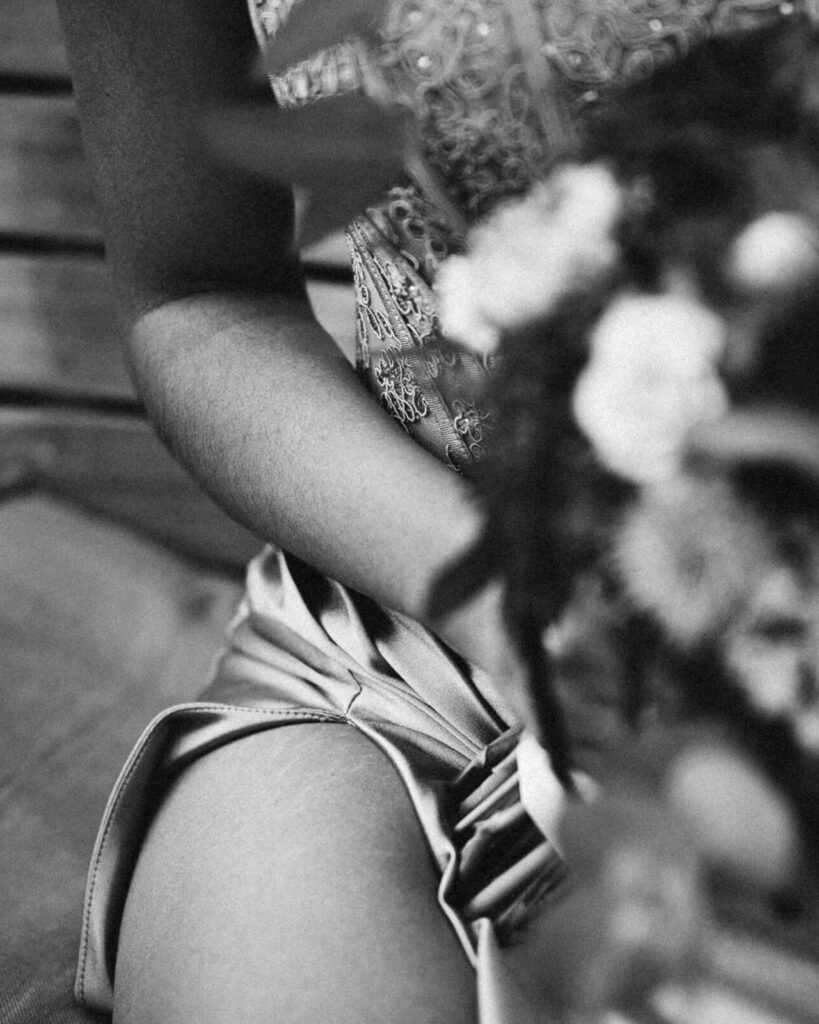 Detail von Braut und Brautkleid beim Paarshooting im Boot auf der Spree - Hochzeitsreportage Berlin