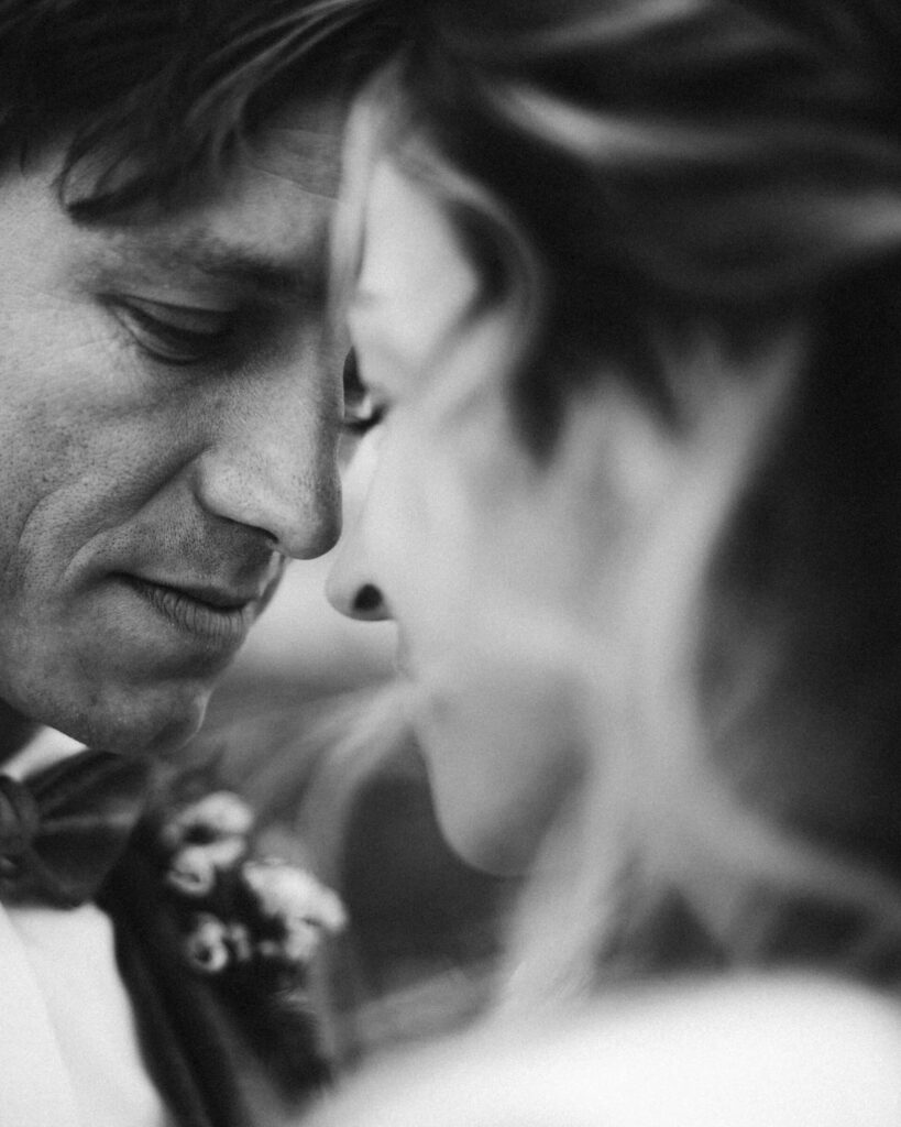 Portrait von Braut und Bräutigam während des Paarshootings - Hochzeitsreportage Berlin